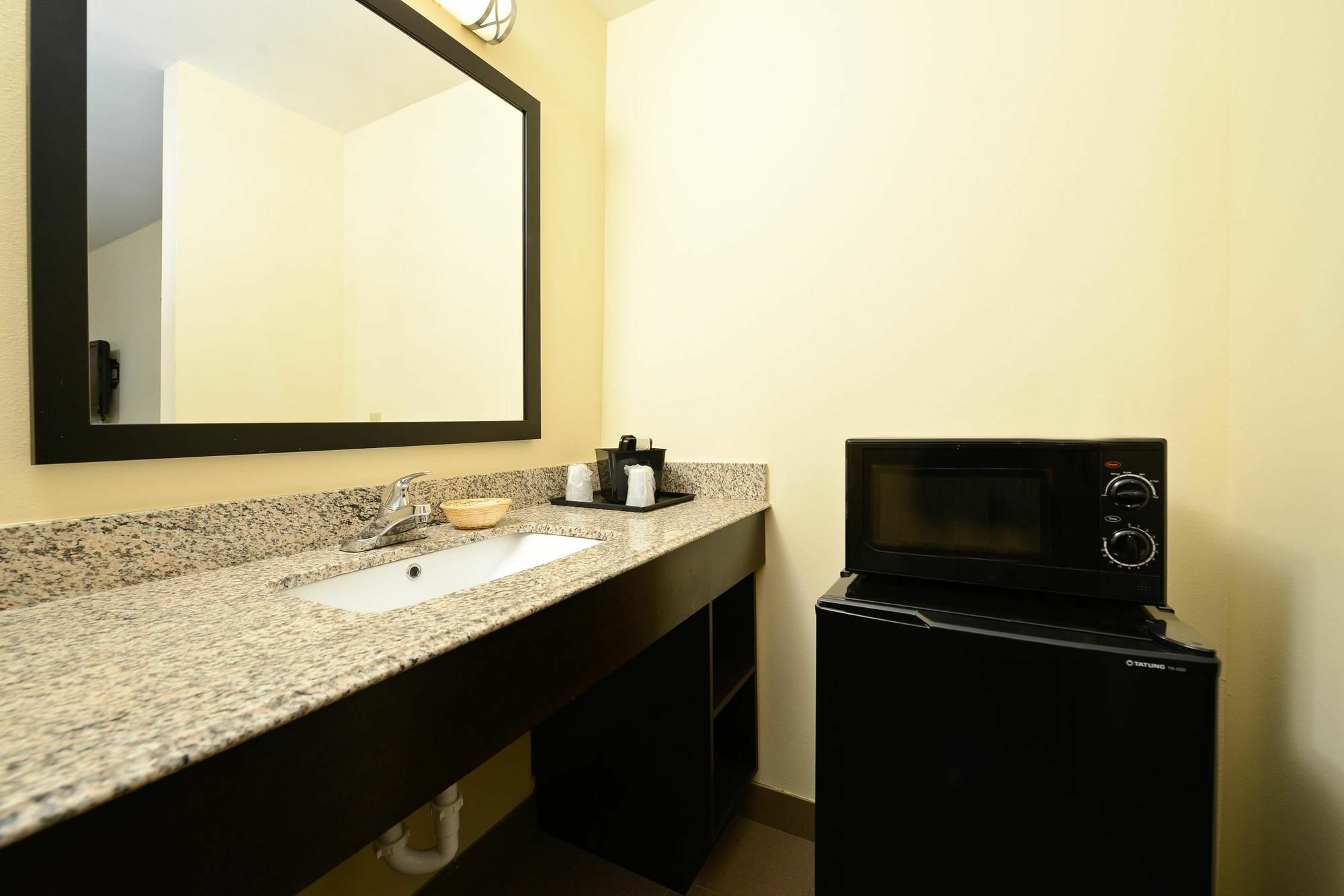 Americas Best Value Inn Lake Charles Interstate 210 Room photo